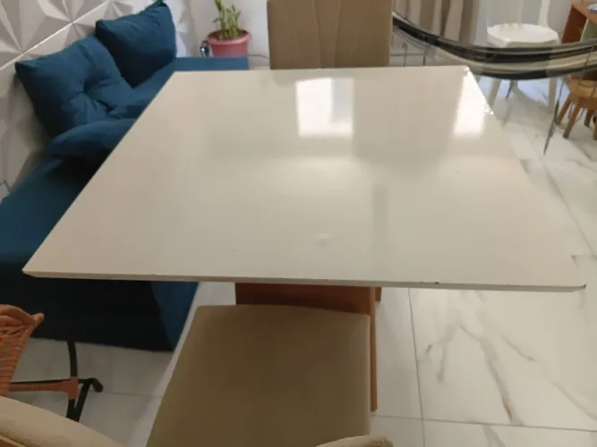 Mesa com 2 cadeiras