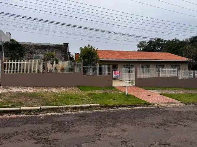 Casa de Esquina no Bairro Neva - Terreno Amplo com Dupla Entrada!