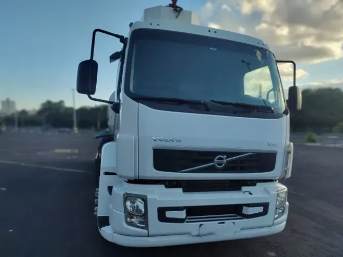 CAMINHÃO VOLVO VM 270 C/ TANQUE PIPA FACCHINI