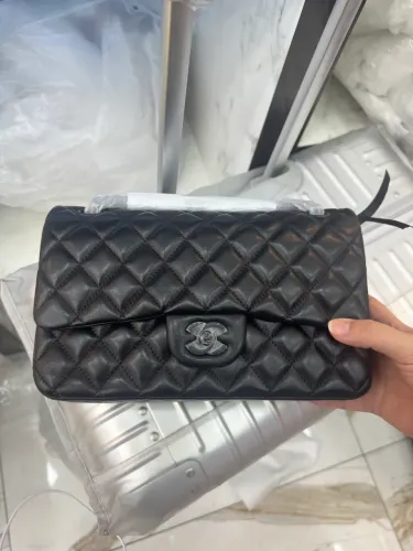 Bolsa italiana inspira Chanel preta básica luxo