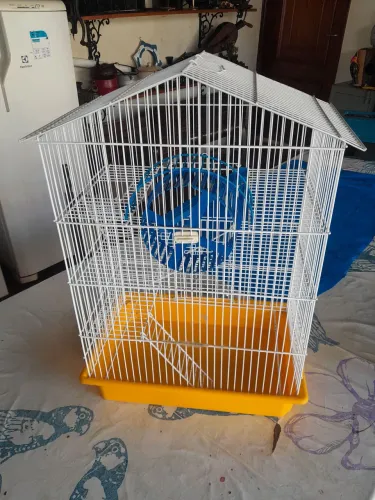 Gaiola para hamster ou pequenos roedores medindo 60x38x24 e esta em otimo estado.