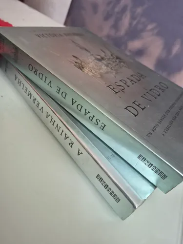 2 livros da coleção rainha de vidro
