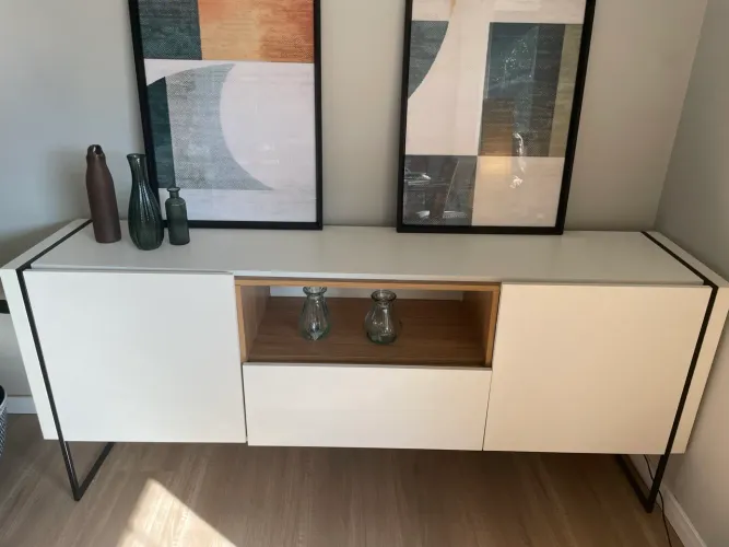 Buffet Aparador Vesta Artesano 1,80m | Branco com Freijó | Pés em Metal | Excelente Estado