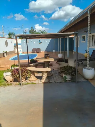Casa / Chácara com piscina e quadra esportiva