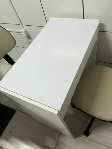 Cadeiras e mesa manicure 