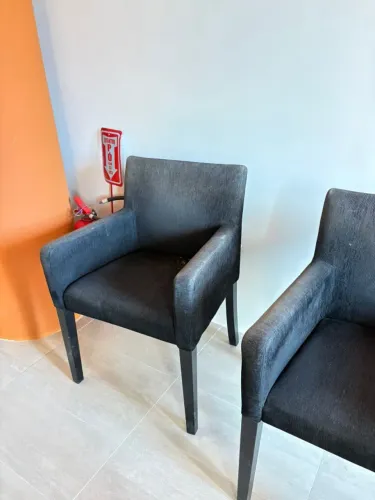 Cadeiras de tecido com braços