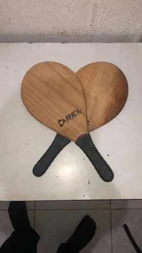 2 raquetes de madeira 