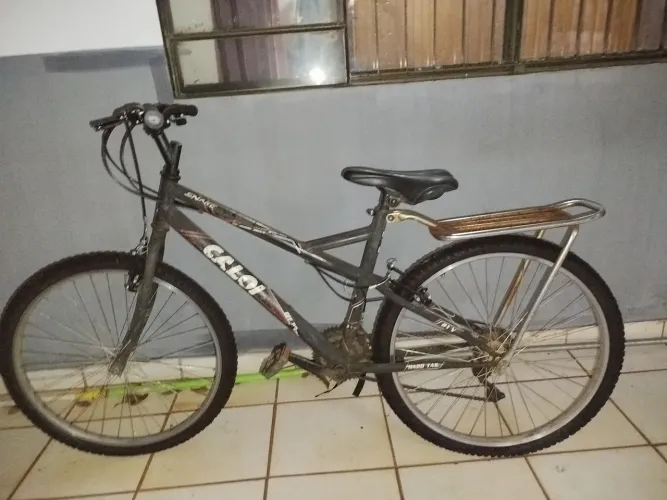 Bicicleta de marcha com pneus novos
