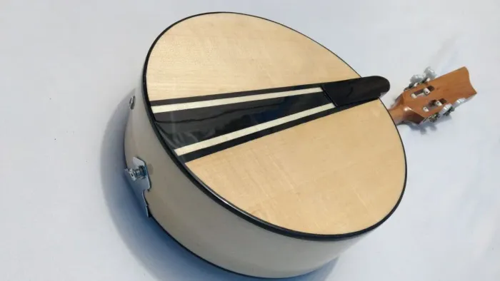 Banjo em faia com case.