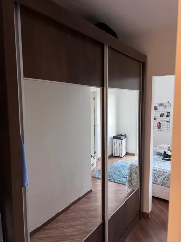 Guarda-Roupa Casal 100% MDF 2 Portas de Correr com Espelho 4 Gavetas