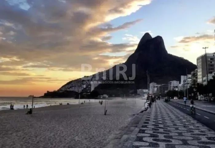 Magnifica Cobertura de 5 quartos nna orla do Leblon