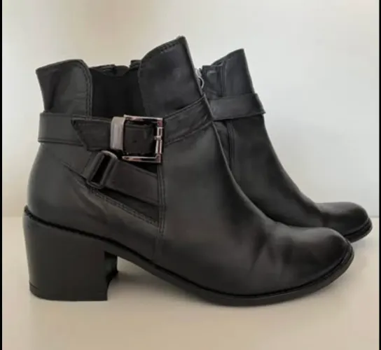 Bota de couro Claudia Mourão