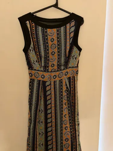 Vestido midi/maxi estilo boho sem mangas com uma estampa geométrica em painel vertical