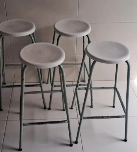 Banqueta Alta de Ferro com Assento Plástico - Resistente