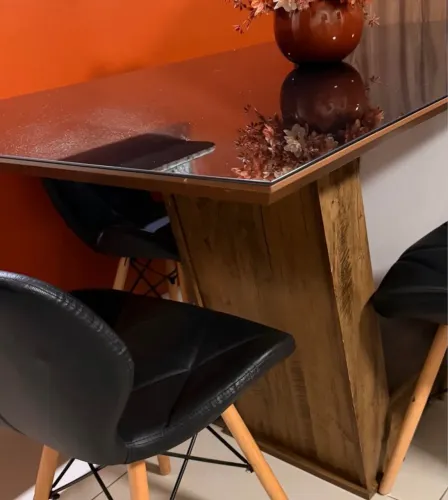 VENDO APENAS UMA MESA COM TAMPO DE VIDRO 6 LUGARES