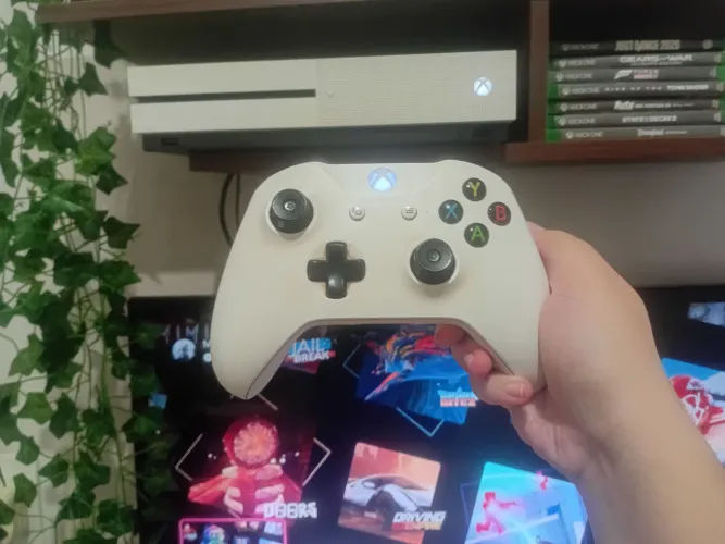 Venda-se XBOX ONE S Branco (Versão SLIM) por R$1.500,00?