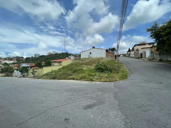 Lote de esquina com excelente localização 