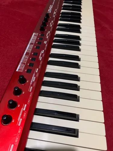 Teclado Controlador MIDI Behringer UMX610, 61 teclas