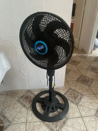 Ventilador de chão usado em excelente estado de conservação