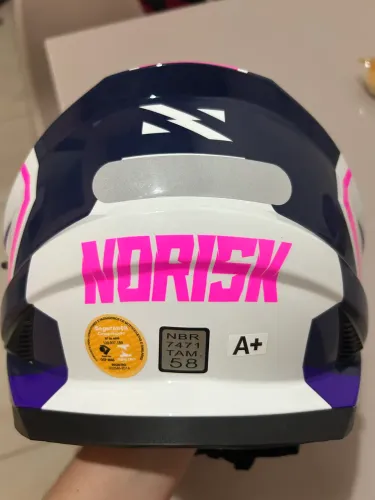 Vendo capacete Norisk, lançamento com 2 meses de uso, tudo intacto
