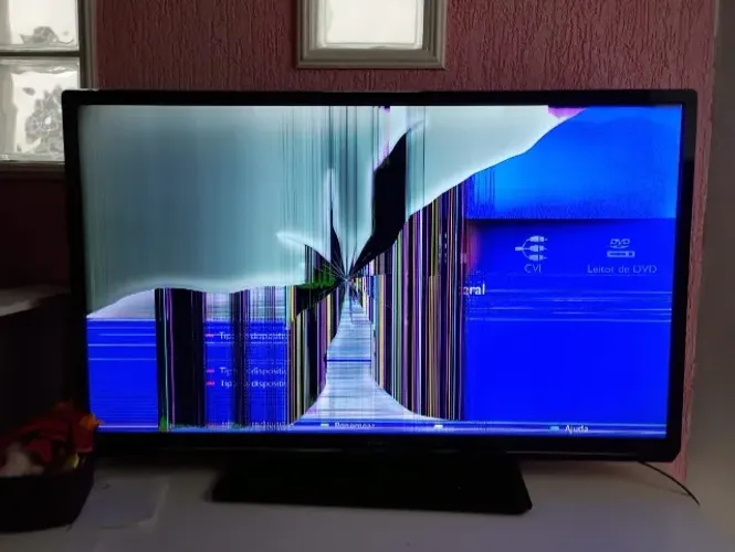 Smart TV LED de 42 polegadas Philips com avaria na tela leia o anúncio