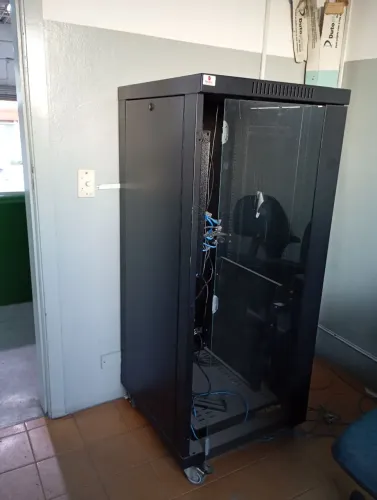 Rack para Servidor 19" de Piso com Porta de Vidro e Chave