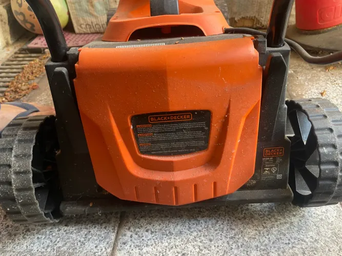 Dois cortadores de grama 110V. Black Decker