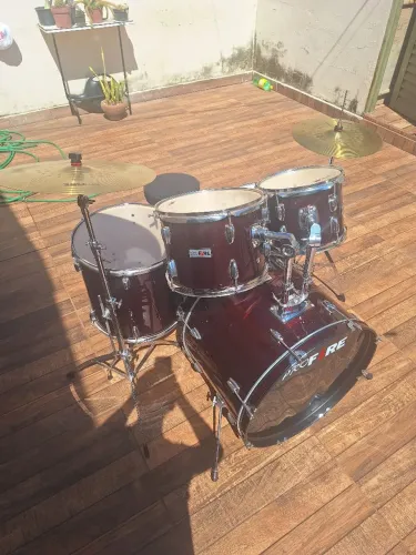 Bateria ProFire Completa + Caixa + Pratos + Pedais + Banco