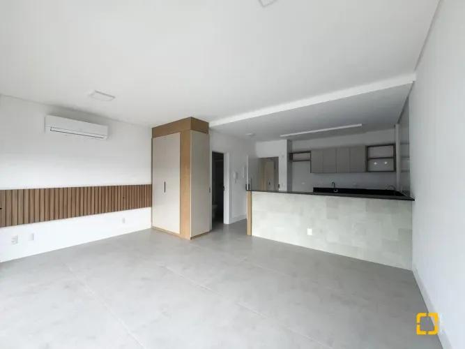 Studio Semi-Mobiliado Próximo ao Floripa Shopping - Conforto e Conveniência