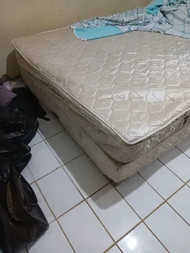 Vendo uma cama box de casal eurosono 