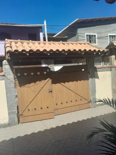alugo casa para fins de semana 80 metros da praia de Unamar. Otima localização.
