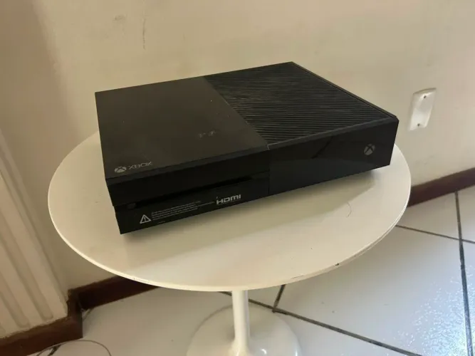 Xbox One com 2 controles e jogos