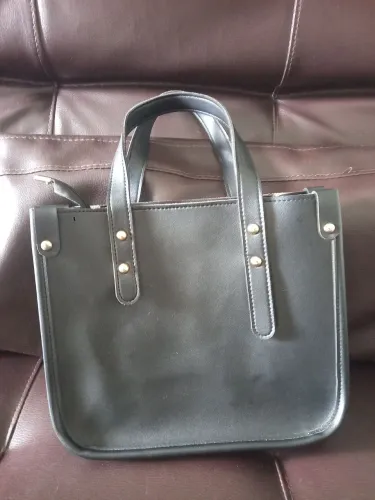 Bolsa preta com dourado