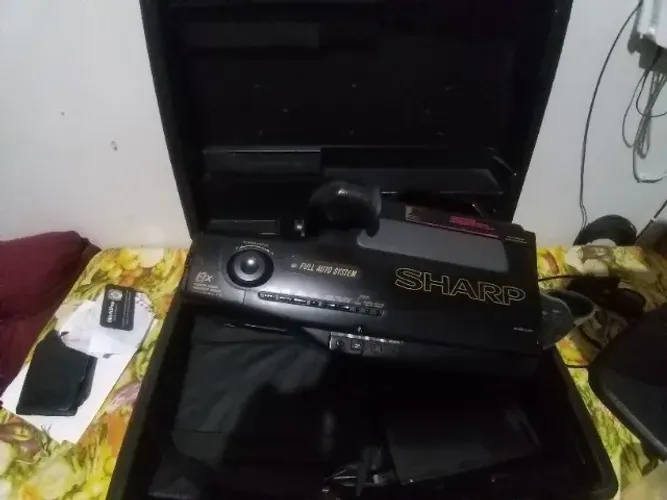 Vendo filmadora da marca charpp modelo 170 , completa na maleta,watts *.($500) 