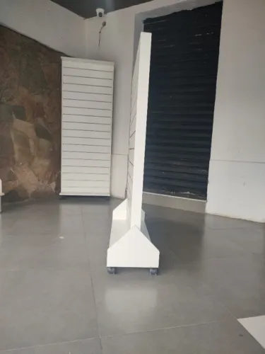 Gôndola de chão/painel canaletado