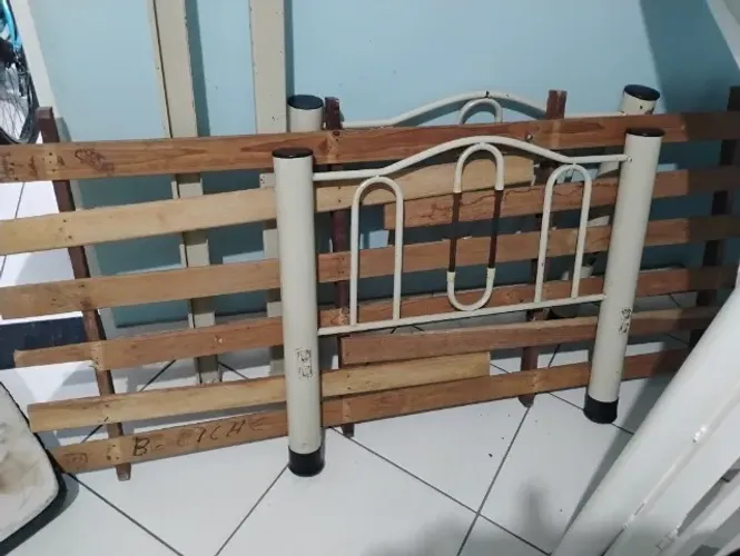 Doação cama de ferro e colchão . Não entrego chamar no *