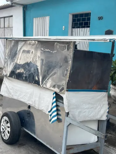Vendo um carrinho para trabalhar já vai com uma geladeira 