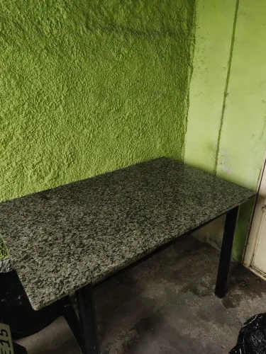 Mesa de granito sem cadeira