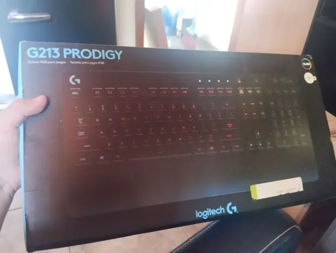 Teclado Logitech G213 Prodigy - na caixa
