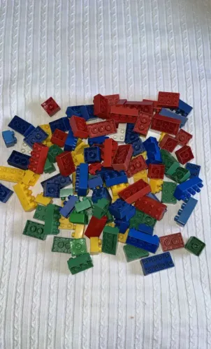 blocos de montar coloridos e variados de plástico grande