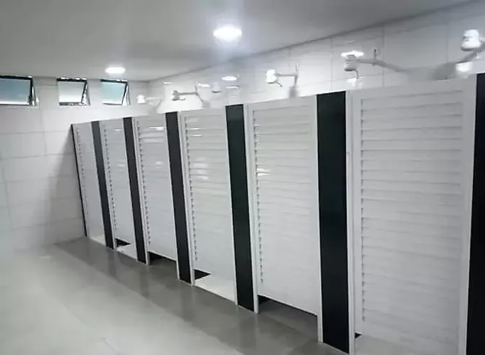 PORTAS P VESTIÁRIO PORTÕES P GARAGEM PORTAS JANELAS EM VIDRO FOSCO BRANCO PRETO 