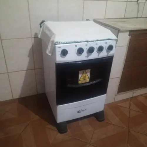 Mesa de jantar, fogão e cama