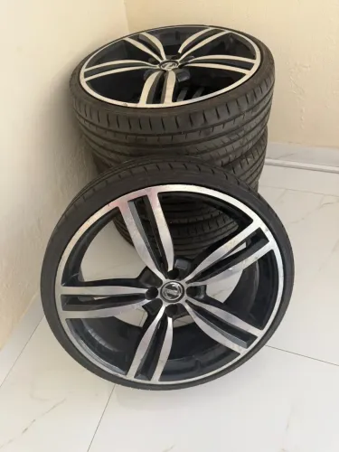 Vendo roda com pneus zeros