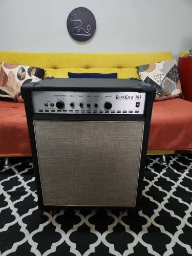 Amplificador Huges & Kettner para baixo