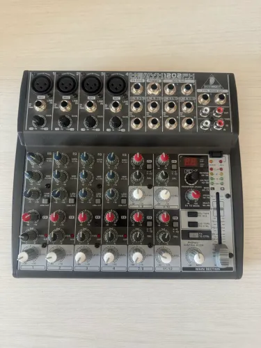 Mesa Behringer Xenyx 1202 fx 12 canais e mixer