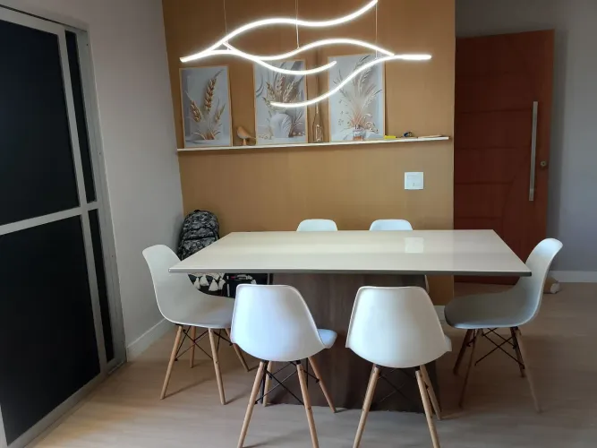 Mesa sala de jantar com cadeiras 