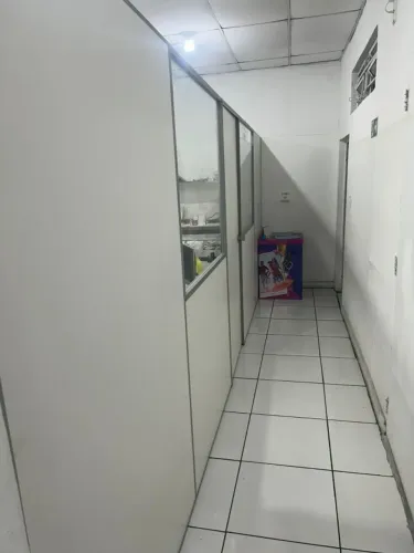 divisoria eucatex parede 5,45 m largura x 2,00 altura com uma porta e 2 janelas em vidro