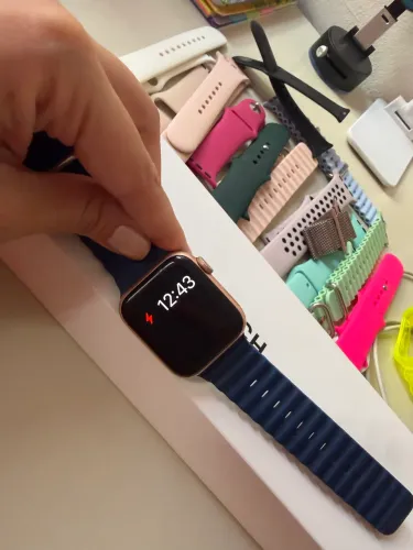 APPLE WATCH SE 40MM GOLD ALUMINUM PINK SPORT BAND