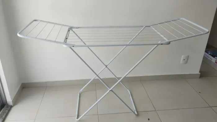 Varal de chão dobrável com abas