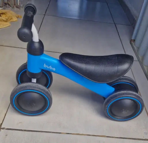 Vendo uma bicicleta de equilíbrio de 4 rodas da Buba